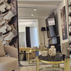 Metallic mirror with rounded angles